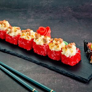 Теплый сяке и спайси суши с лососем