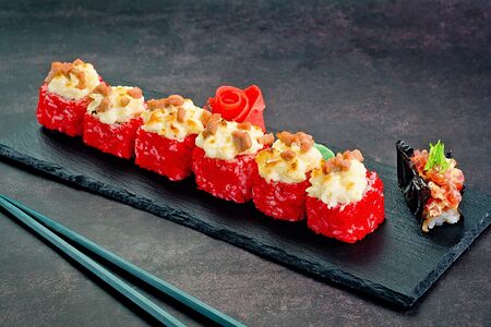 Теплый сяке и спайси суши с лососем