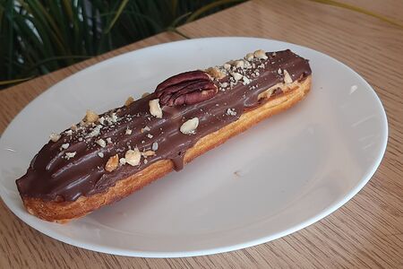 Эклер с шоколадом