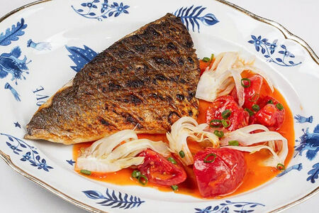 Сибас, томаты и маринованный фенхель