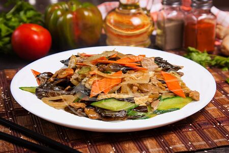 Древесные грибы со свининой, яйцом и овощами в соевом соусе