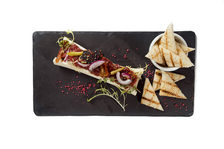 Тартар из говядины с каперсами и вяленым желтком