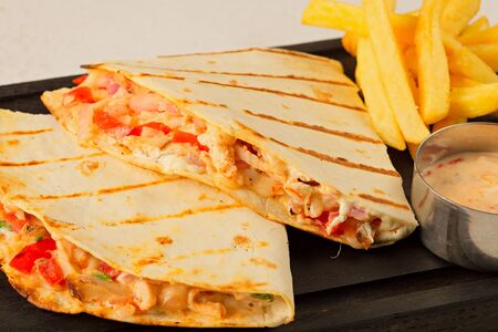 Кесадилья с курицей и карамелизированным луком