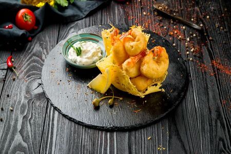 Креветки в кляре с соусом блю чиз