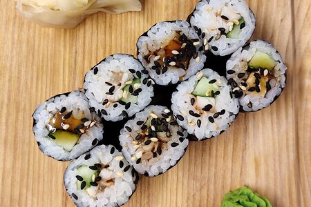 Классический ролл с огурцом и угрём