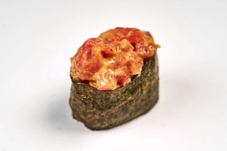 Острые суши с тунцом