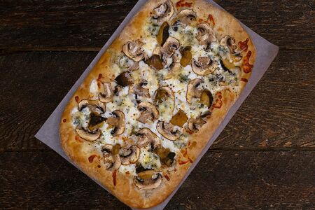 Пицца Горгонзола с белыми грибами