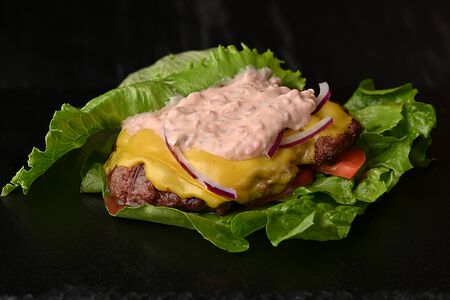 Бургер классический в листьях