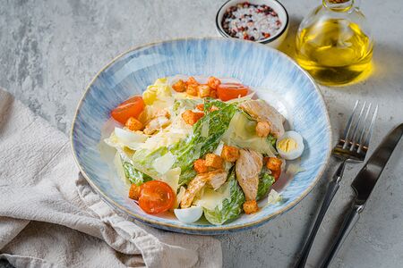 Салат Цезарь с куриной грудкой