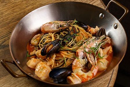 Черно-белые спагетти с морепродуктами