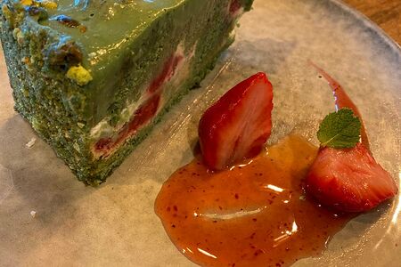 Фисташковый торт с малиной