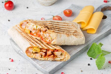 Ролл с курицей и сыром