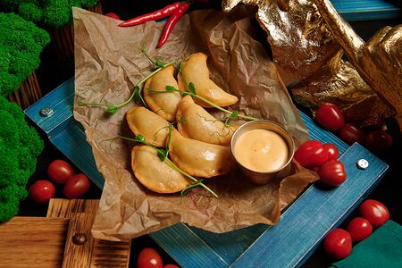 Мини-чебуреки с мраморной говядиной, соус спайси