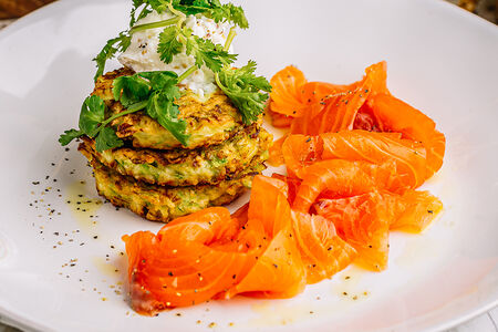 Оладьи из кабачков с лососем