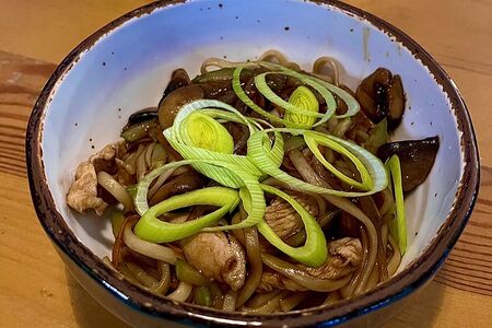 Китайская пшеничная лапша, обжаренная с курицей и грибами в воке