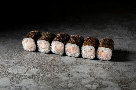 Ролл с креветкой