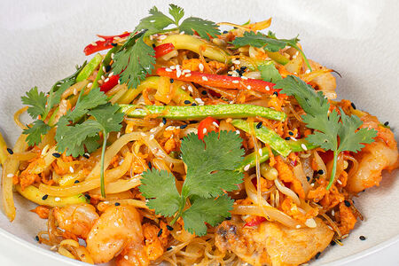 Рисовая лапша с курицей и креветками