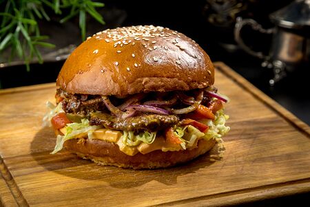 Бургер с говяжьей вырезкой