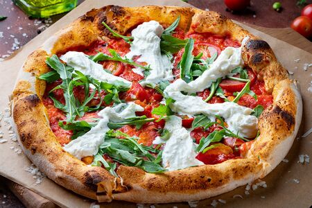 Пицца неаполитанская Маргарита со страчателлой