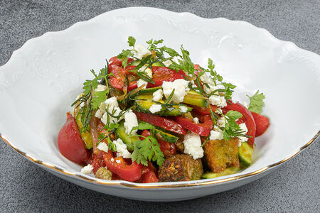 Салат из свежих овощей с перцем рамиро, крутонами и фетой