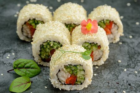 28. Малый овощной: в кунжуте, огурец, салат, перец