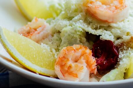 Салат Цезарь с креветками