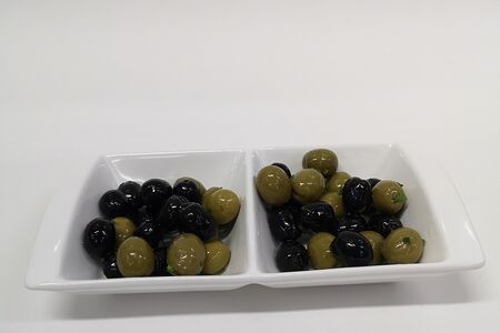 Маслины и оливки