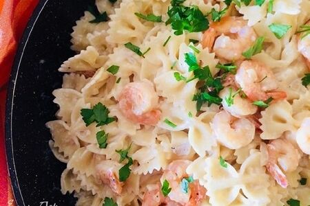 Фарфалле в сливочно-чесночном соусе с креветками