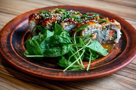 Ролл Угорь в соусе унаги-фила