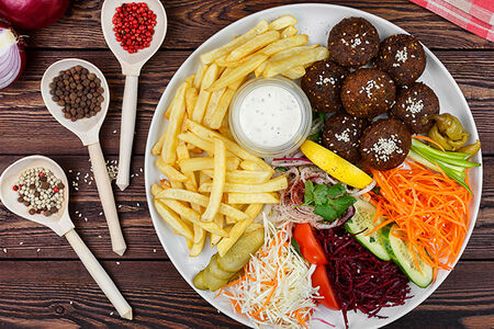 Фалафель на тарелке