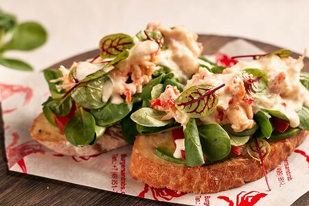 Брускетта с крабом, авокадо томатами и соусом пармезан