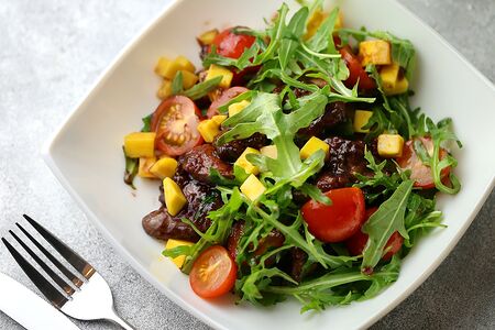 Теплый салат с куриной печенью и манго