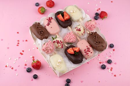 Набор эскимо в глазури с клубникой в бельгийском шоколаде