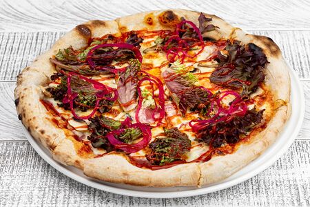 Пицца с ветчиной и грибами