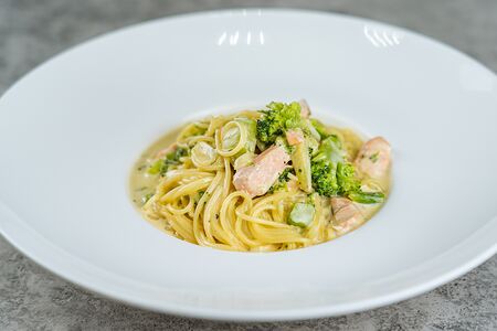 Паста с брокколи и лососем