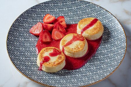 Сырники с клубничным кули