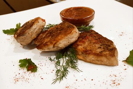 Свиная вырезка с соусом сацебели