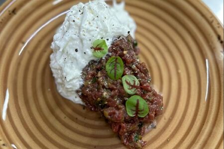 Тартар из говядины и страчателла