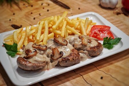 Медальоны с грибным соусом