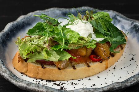 Брускетта с печеными баклажанами, томатами и страчателлой