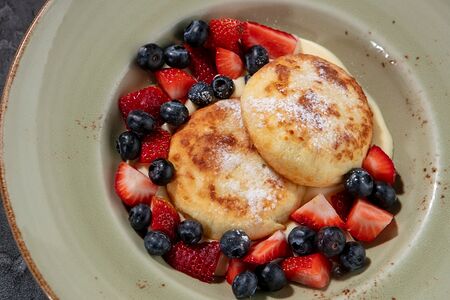 Сырники с ягодами и ванильным соусом