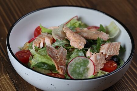 Салат с лососем горячего копчения