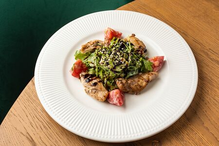 Зеленый салат с курицей