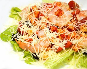 Салат Цезарь с креветками