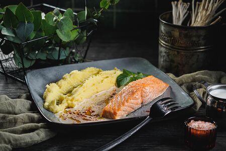 Семга с картофельным пюре в сливочном соусе