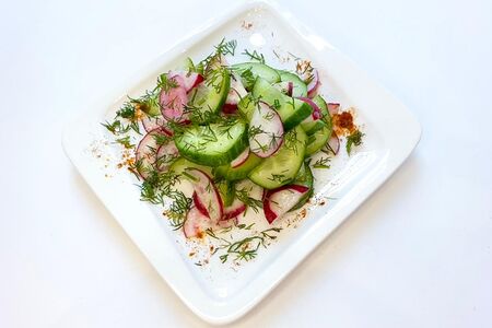 Салат из огурца и редиса с растительным маслом