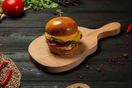 Чизбургер с говяжьей котлетой