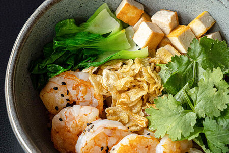 Удон креветки, бок-чой, комбу