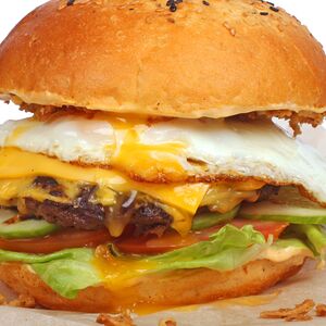 Чизбургер с яйцом