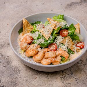 Микс-салат с соусом цезарь, копченым сулугуни и жареными креветками